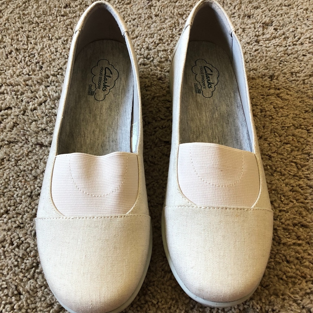 NWOT Clarks Cloud Stepper Beige Womens Size 9